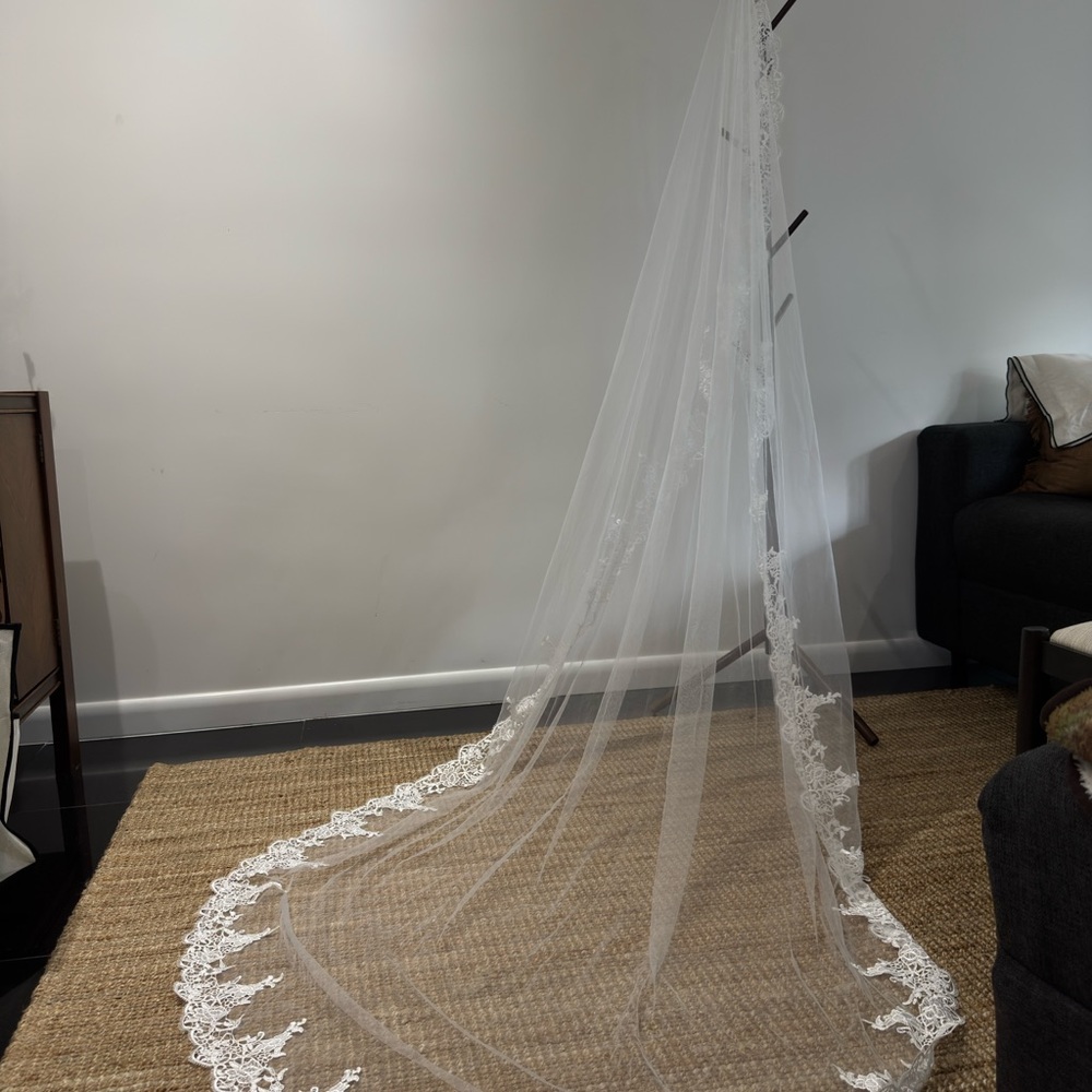 Elegant White Lace Bridal Veil